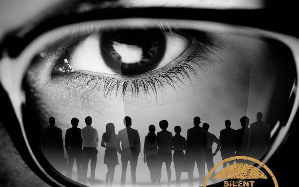 电影《全民目击》中孙红雷饰演的角色为什么非要说出“我会死在龙背墙后”的台词?