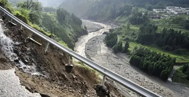 彭州山洪亲历者:要是反方向跑就没命了，遭遇山洪应该怎么做？