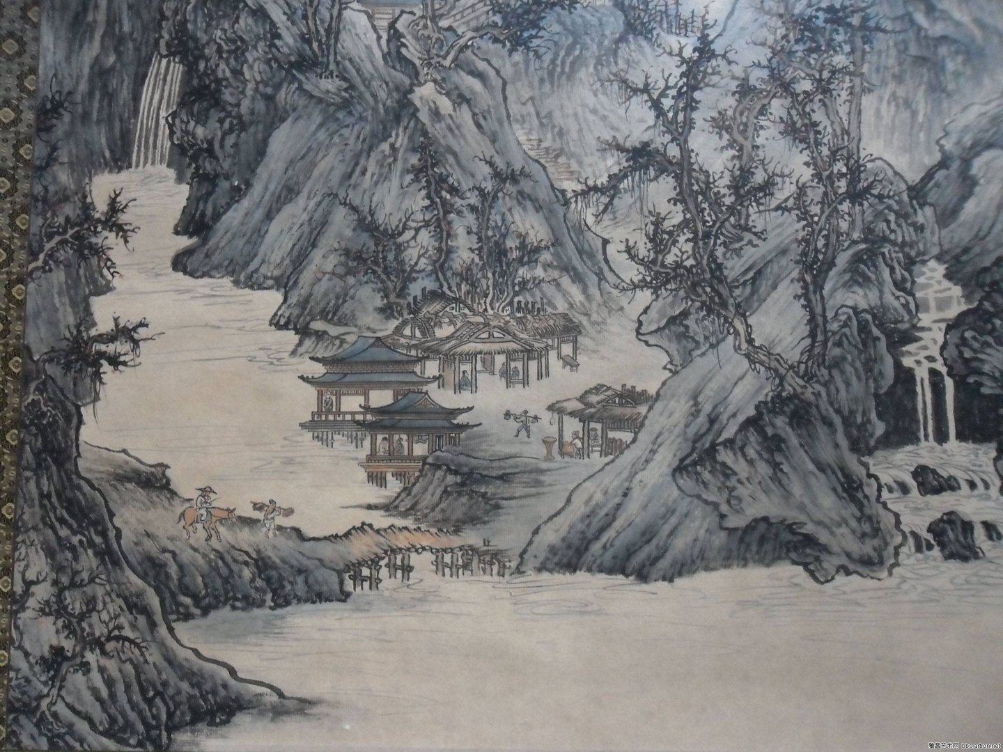 “雨纷纷，旧故里草木深；我听闻，你仍守着孤城。” 是什么意思?