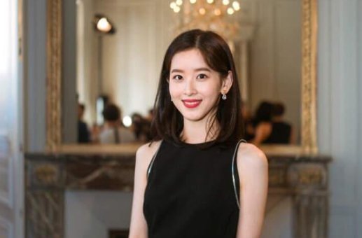 27岁章泽天出席宴会坐主桌，又白又美不输女星，她真的有表面这么风光吗？