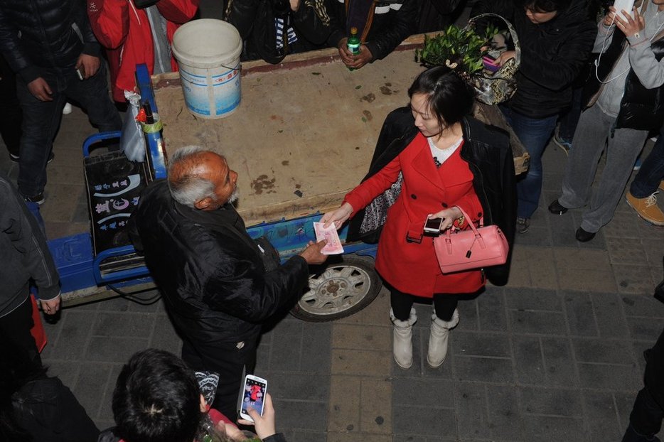 卖花爷爷的事件