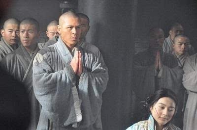 请问周星驰拍的《功夫》中的释行宇（苦力强）怎么死的？口头描述好的给15分。给图片的奖励20分。