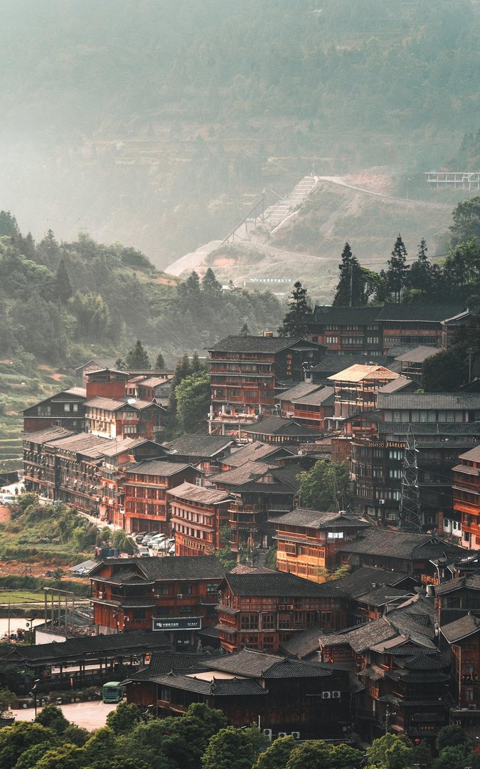 我有一个小25岁的女朋友 还是异地恋 是个高三学生，17岁 她单亲家庭跟爸爸生活。互相很爱能长久么？