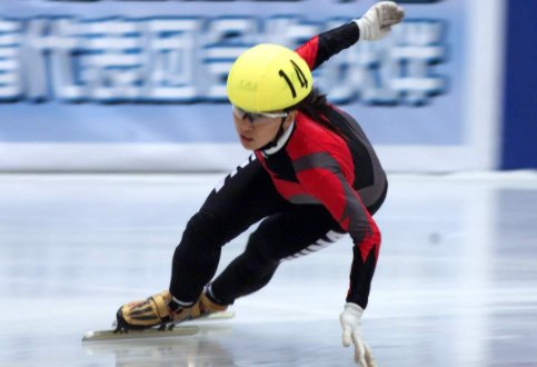 中国第一位获得冬奥会金牌的运动员是谁