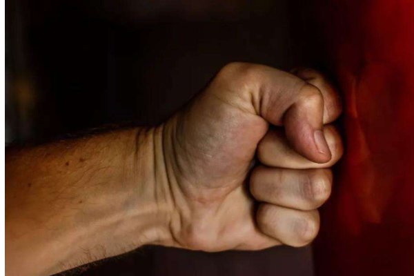 上海父亲长期家暴并霸占精神病女儿房子，这位父亲的行为是否已经违法了？