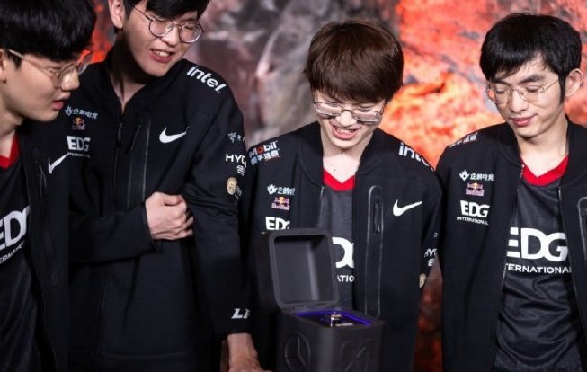 EDG夺冠后,男寝就像过年一样热闹,男生们为什么这么激动?