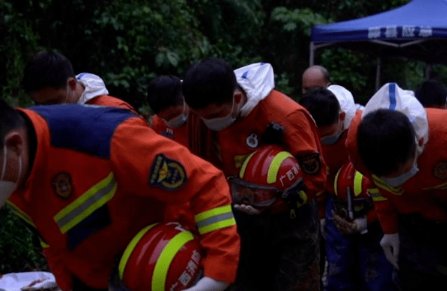 救援人员用手一点点挖出遗物，他们用举动表达了对逝者怎样的尊重？