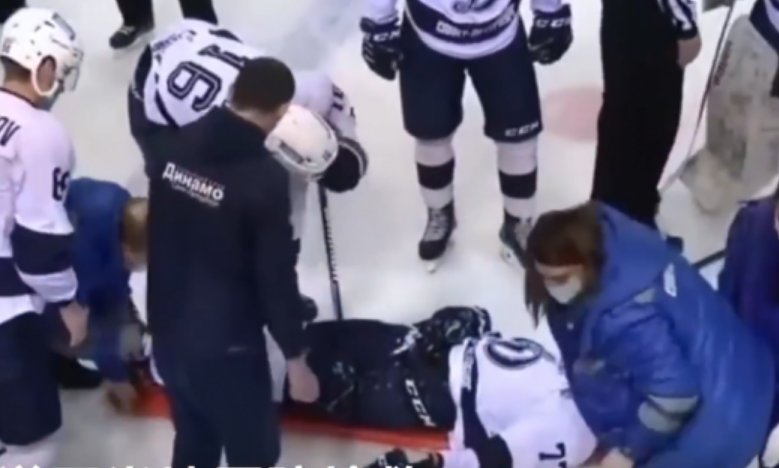 俄罗斯一名冰球运动员被球击中身亡，事发时的具体细节如何？