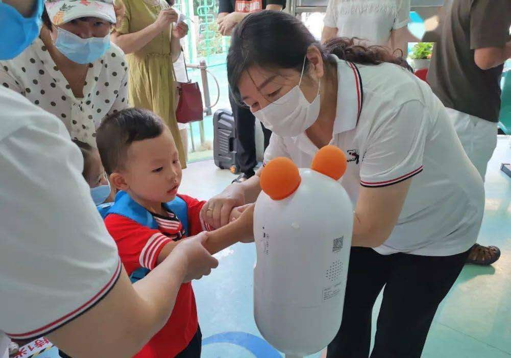 幼儿园男孩扶着女孩睡觉,你怎样看待这个暖心举动?