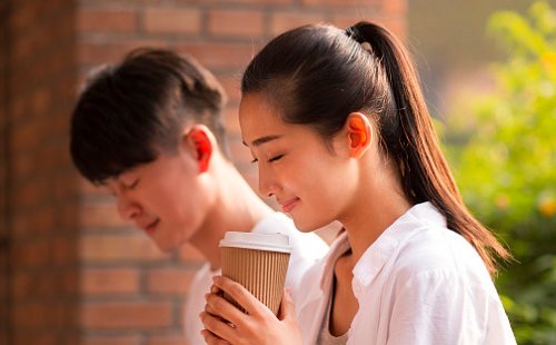 我喜欢我们班的班长,想追到他容易吗?