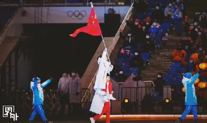 北京冬奥会闭幕式上，高亭宇扛着徐梦桃入场，这有什么寓意？