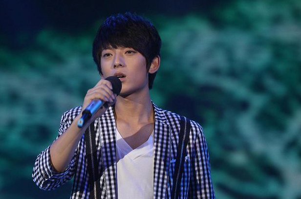 有一首歌，刚开始是这样的“我们都一样，我们都一样瞒着对方、、、”这首歌叫什么来着？