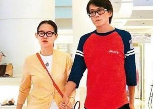 47岁曾宝仪与男友聚餐，为何至今不结婚？