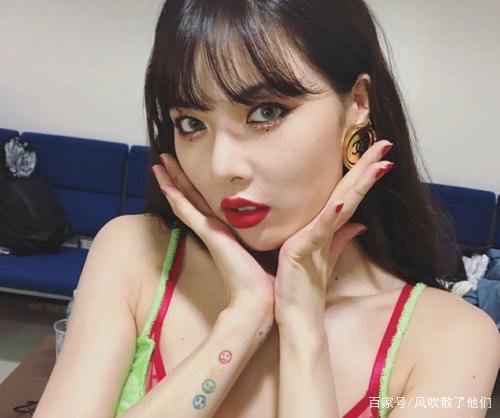 泫雅舞台上掀裙子托胸，举动令人瞠目结舌，这是艺术吗？