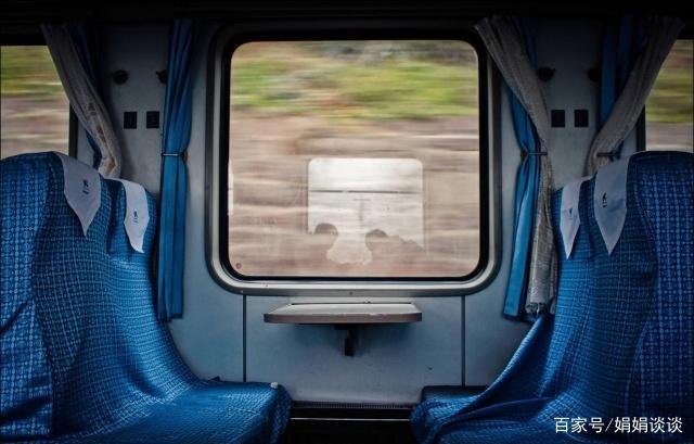 为什么高铁飞机座位都是顺座的，火车却是对着坐的？不是很尴尬吗 ？