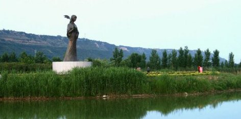 蒹葭苍苍，白露为霜，所谓伊人，在水一方。