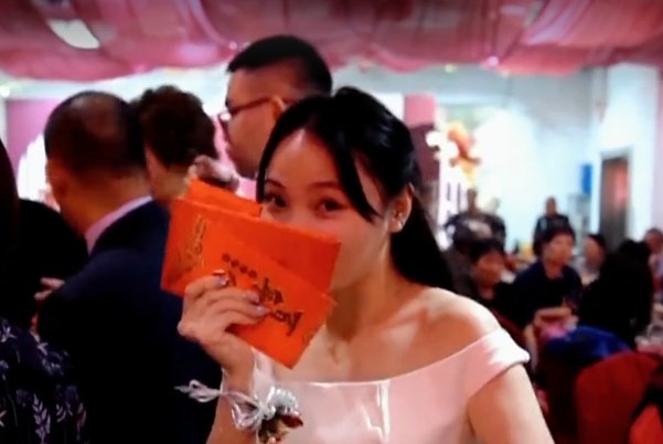 一90后女生当了30次伴娘的事情上了热搜,你如何看待职业伴娘?