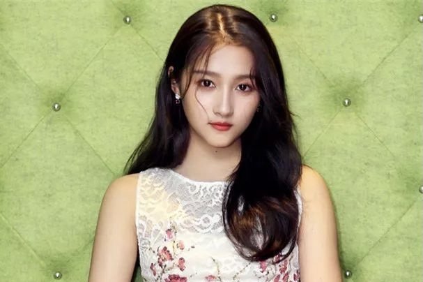 关晓彤和鹿晗粉丝纷纷更换头像，恋爱四年为何这次又杠起来了？