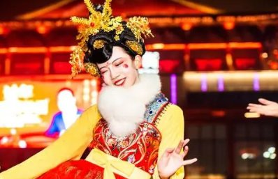 大唐不夜城不倒翁小姐姐时隔1年回归首秀在,这个小姐姐曾是因何走红的?