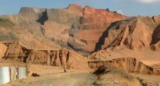 救援车队进山被拦路，四川一村民索要8000元进山费，这种行为是否违法？