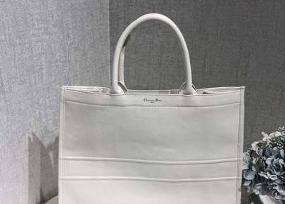 圣诞节送女朋友什么礼物好呢？