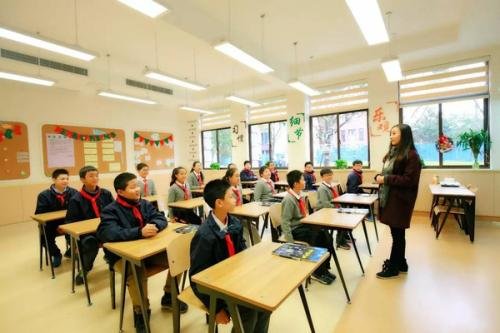 老师站楼道给学生讲课，什么是教书育人？