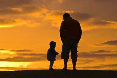 爸爸为儿子庆生送上巨大奥特曼获得网友称赞，他是否为好父亲形象的典范？