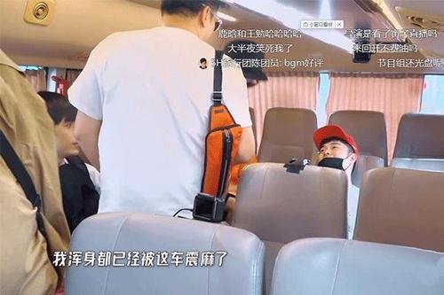 邓超节目中掰手腕输给女生，在场人员有何反应？