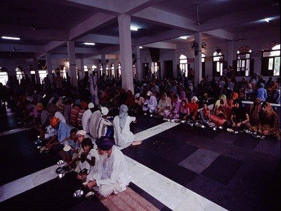 为什么印度人一般坐在地上吃饭？