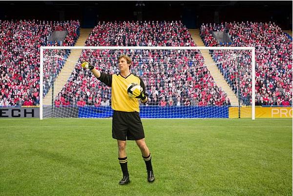 足球界中，上帝之手是怎么回事，不犯规吗？