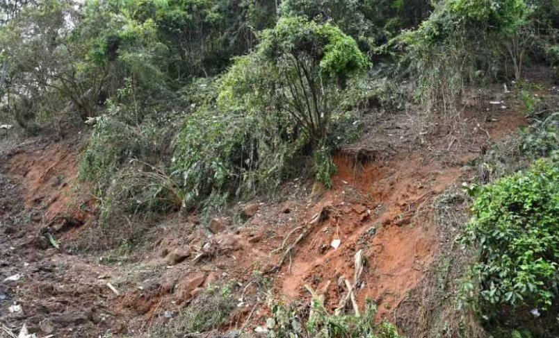 坠机核心区“平安扣”纸片或为直播女孩所留,这个女孩是从事什么行业的?