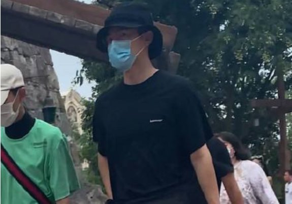 刘昊然王俊凯胡先煦同游迪士尼,他们都玩了什么项目?