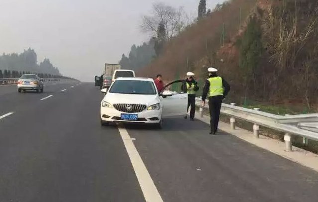 湖北女司机高速逆行6公里以为别人开反了，最终这名女司机得到了什么处罚？