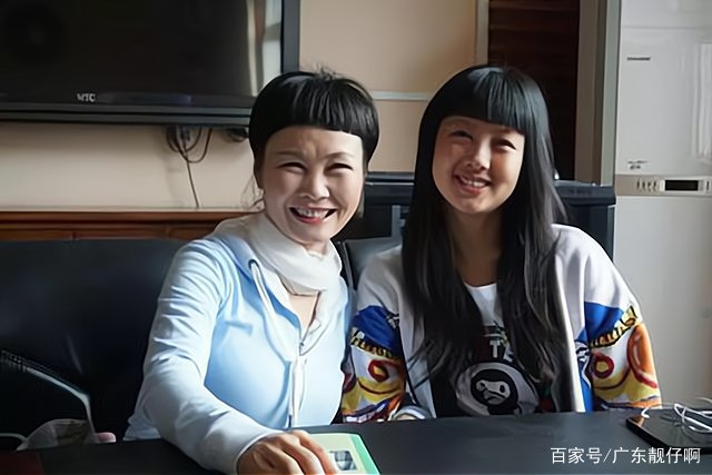 5年前，51岁母亲陪女儿考研，最后和女儿成为同学，她现在好吗？