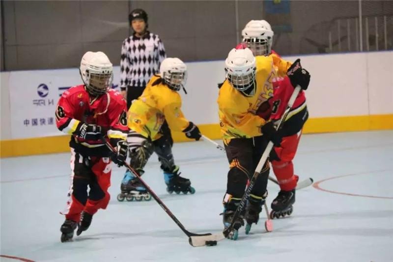 俄罗斯一名冰球运动员被球击中身亡，事发时的具体细节如何？