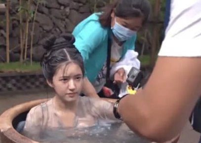 赵露思拍落水戏，出水动作让全场男演员尴尬，只能说太敬业了，怎么回事？
