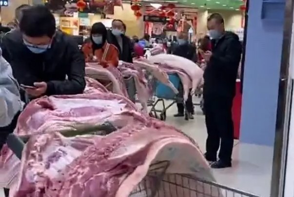 上海居民限时购物，扁担推车全用上，你见过最奇葩的购物方式是什么？