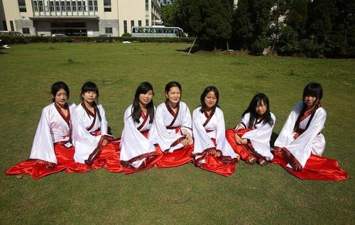 华东师大出版社数学教辅推男女版，这么做是为什么？