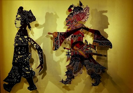 描写皮影戏表演时的场面