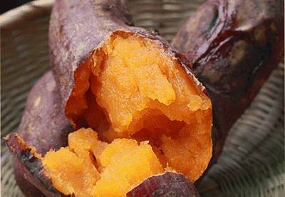 金华一店主见拾荒老人久盯烤红薯立马赠送,店主的这一行为暖到你了吗?