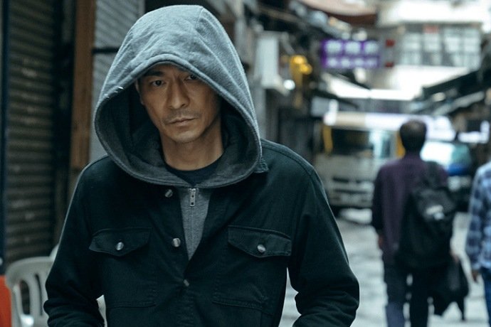 在《拆弹专家》中，刘德华“瘸腿”的秘密是什么？