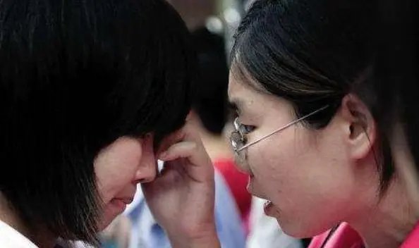 山东一父亲让女儿生孩子送给女友当他们娃养,他为何会提出这么奇怪的要求?