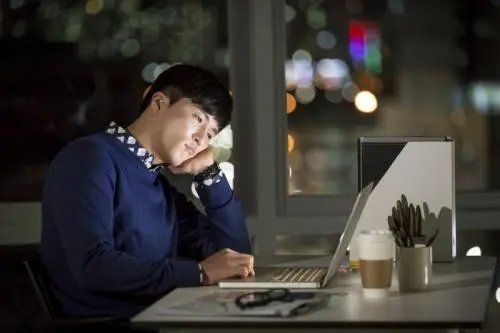 上海一员工入职首日主动加班到凌晨，结果只为行窃，目前该名男子被抓了吗？