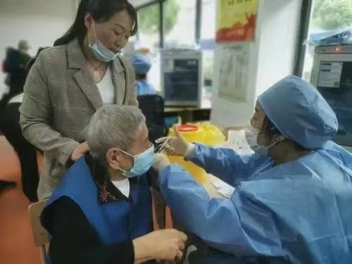 上海现60岁以上老人打疫苗1针奖五百，这样做合适吗？如何看待这件事呢？