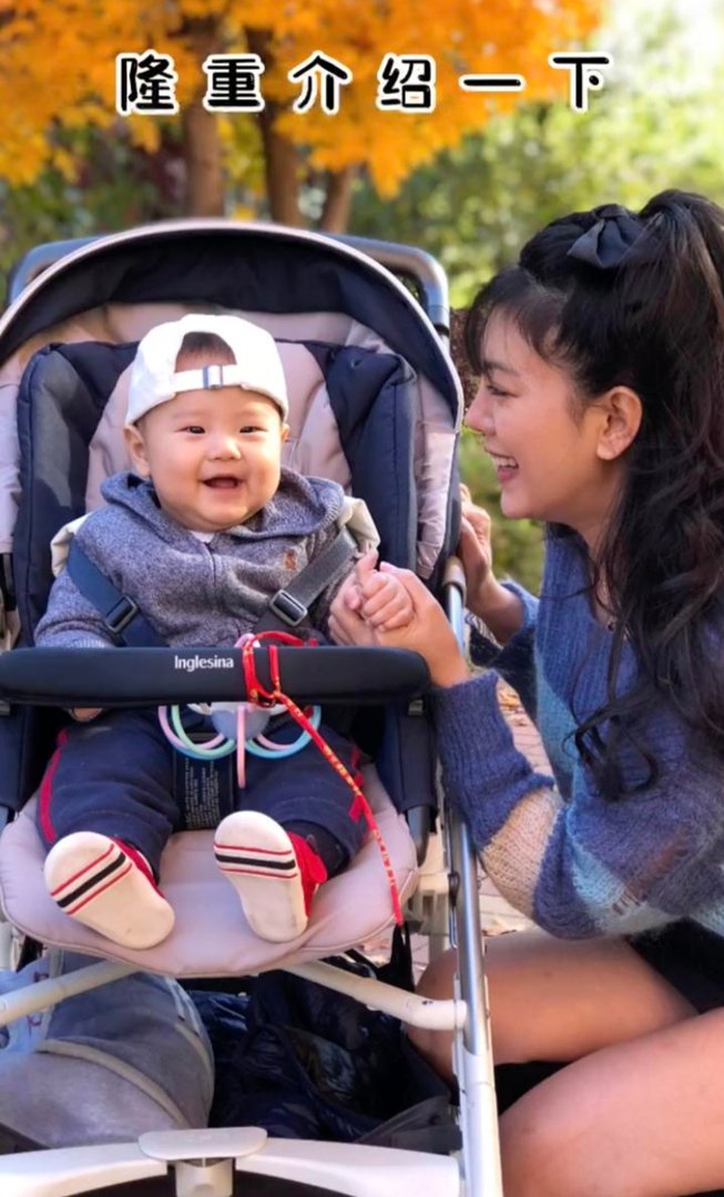 35岁赵文琪官宣当妈，晒哺乳照一脸幸福，她的老公是谁？有何来头？