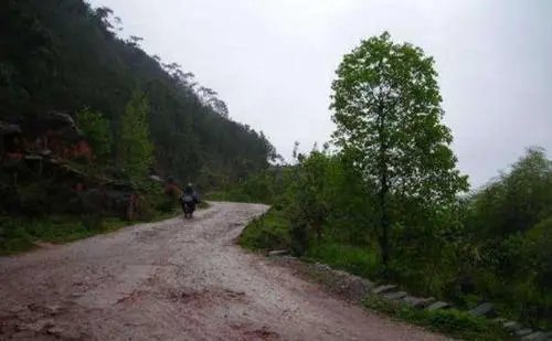 救援车队进山被拦路，四川一村民索要8000元进山费，这种行为是否违法？