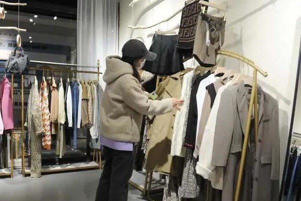 长春“共享衣橱”以租代买受年轻人青睐,“共享衣橱”你会去使用吗,为啥?