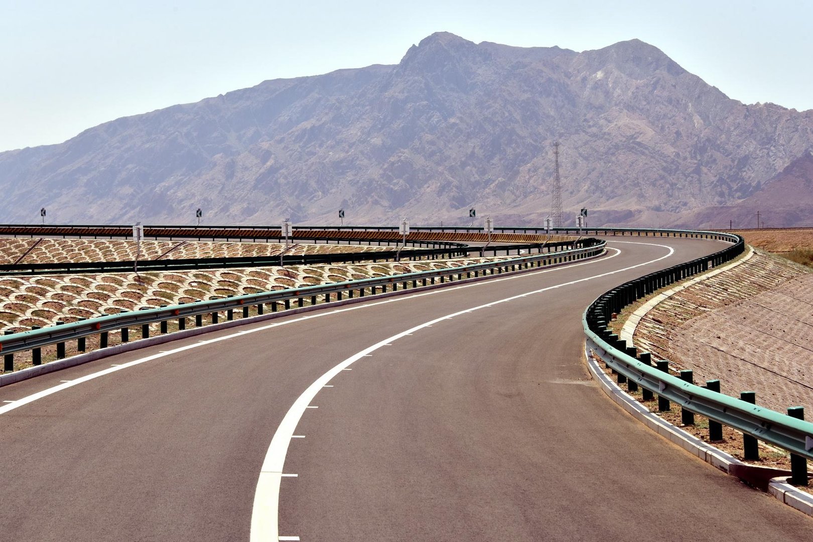 邢台一货车高速散落六千颗钉子,高速异物会有多严重的危害?