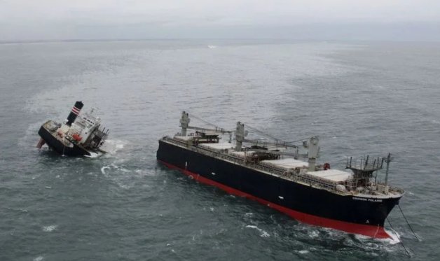 200米长巴拿马籍货船在日本近海触礁，船身当场断成两半，现场情况如何？