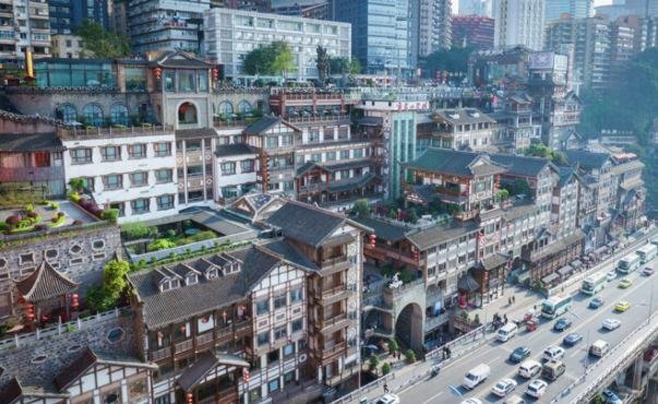 重庆洪崖洞一眼望去全是人，为什么还能成为网红景点？